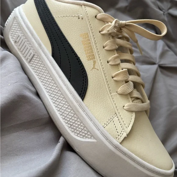 Puma Cream and Black Sneakers - Picture 5 of 6
